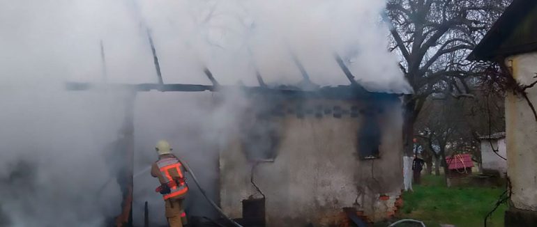 Рятувальники загасили пожежу в надвірній споруді у селі Золотарьово