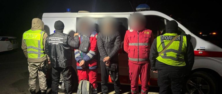 На Закарпатті зупинили водія швидкої, який віз двох «медбратів» до кордону