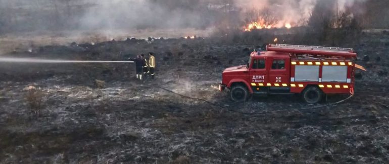 78 пожеж сухої трави та чагарників за добу гасили на Закарпатті