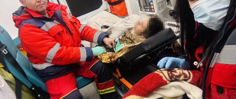 На Закарпатті медики приймали дев’яті пологи у жінки вдома при світлі мобільних телефонів