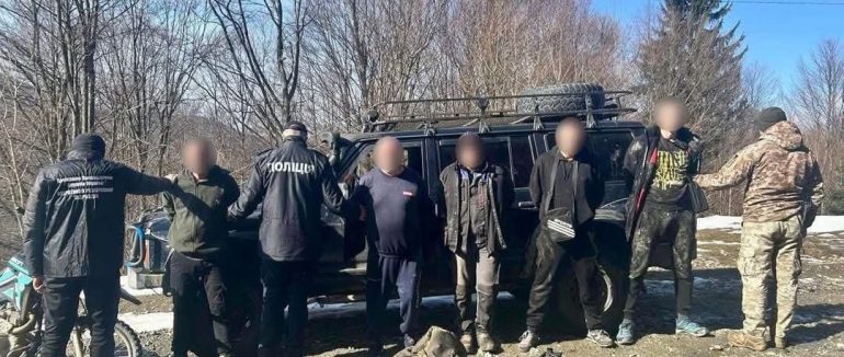 Підвозили до кордону на позашляховику та мотоциклі: поліція Рахова затримала трьох переправників військовзобов’язаних