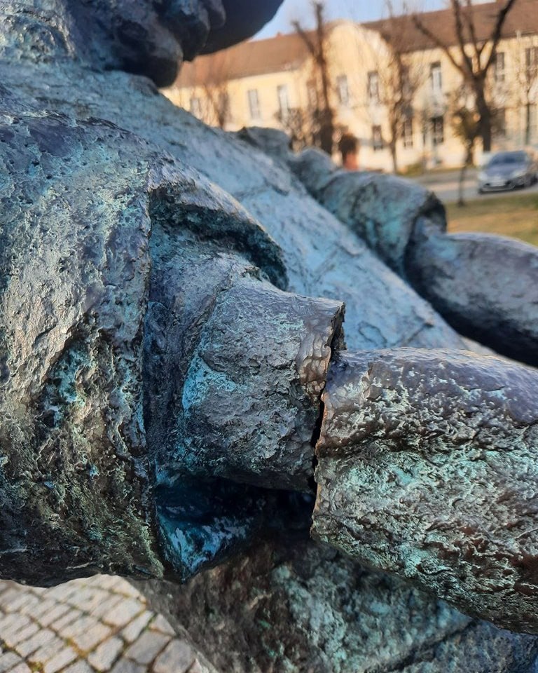 Вандали пошкодили руку пам’ятника виноробу у Виноградові