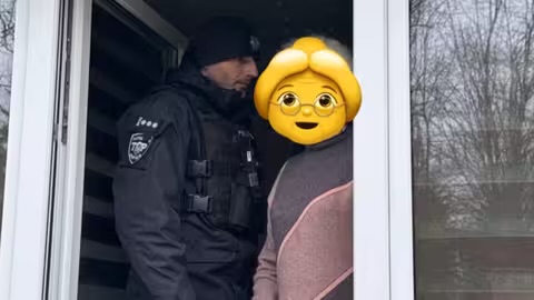 Кликала з вікна на допомогу: в Ужгороді бабуся потрапила у халепу