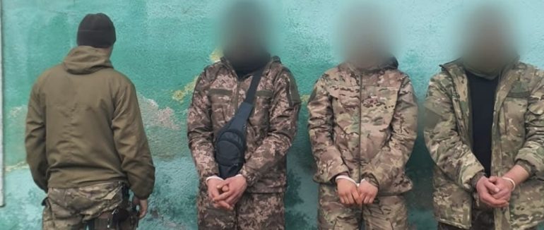 На високогірʼї Карпат зупинили трьох порушників кордону, які маскувалися під прикордонний наряд