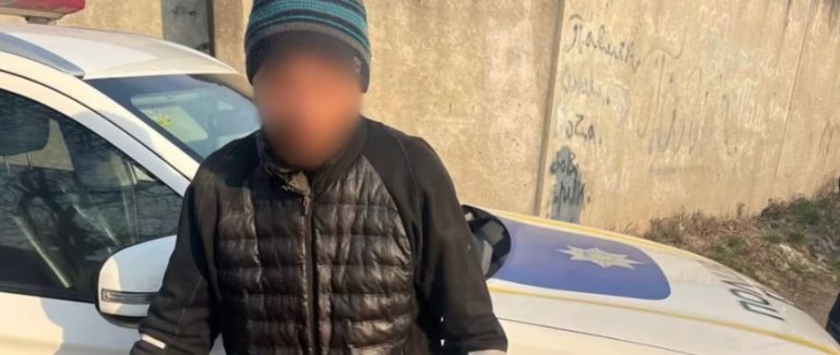 В Ужгороді оштрафували чоловіка, який пʼяним гуляв з малолітньою дитиною