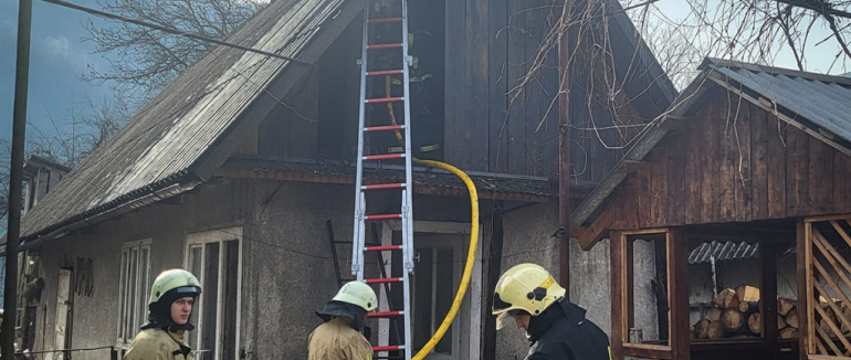 На Рахівщині 87-річна жінка вберегла свій будинок від знищення вогнем