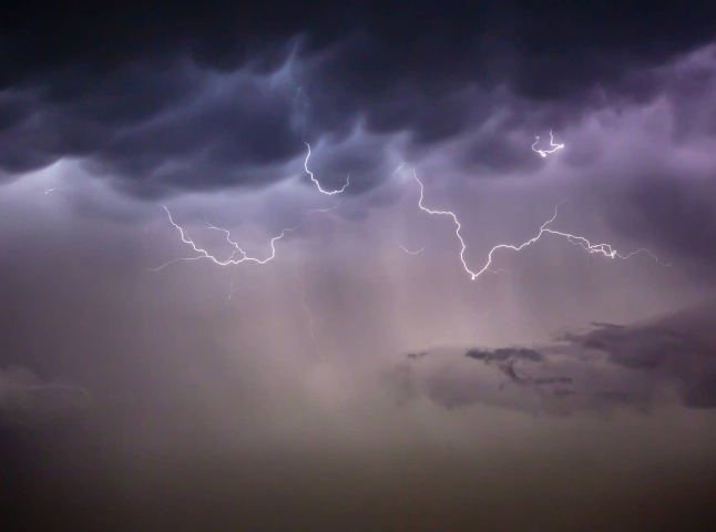 Очікують перші грози: закарпатців попередили про другу хвилю негоди