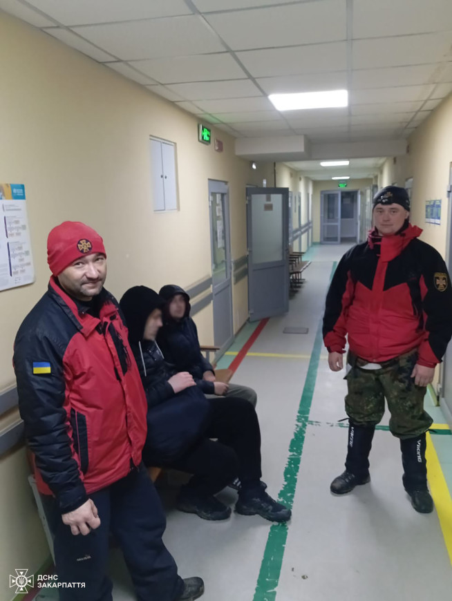 Гірські рятувальники Рахівщини надали допомогу двом заблукалим туристам