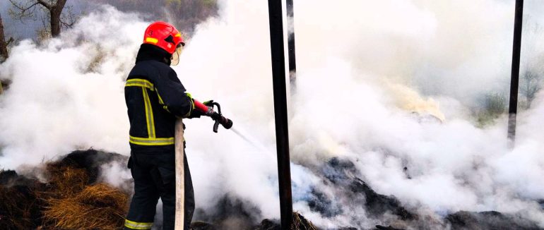 Хустські рятувальники під час пожежі вберегли від знищення житловий будинок