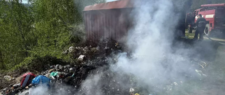 Хустські рятувальники ліквідували пожежу у надвірній споруді
