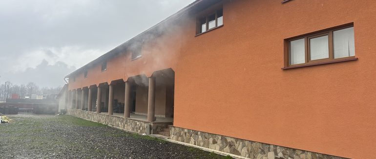 У селі Нижня Апша рятувальники ліквідували пожежу в магазині