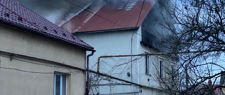 У Хусті загасили пожежу в двоповерховому житловому будинку