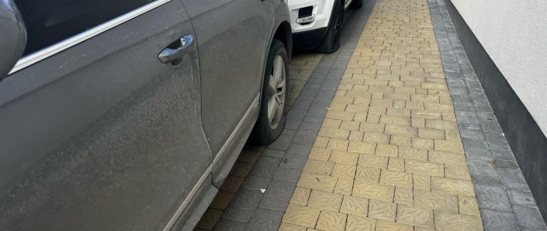 В Ужгороді чоловік порізав шини 10 автівкам