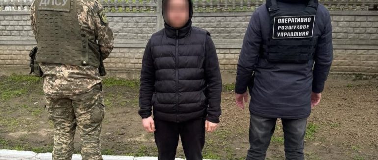 Заплутався у загородженні: на кордоні зі Словаччиною затримали порушника-втікача