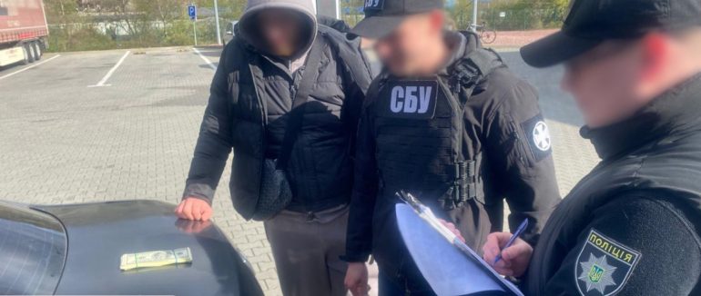 $15 000 за втечу: поліція Закарпаття викрила львів’янина, який переправляв ухилянтів через кордон
