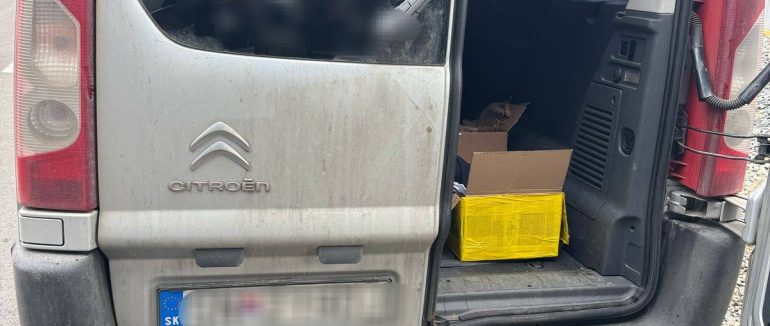 На кордоні зі Словаччиною в мікроавтобусі українки виявили партію електронних сигарет