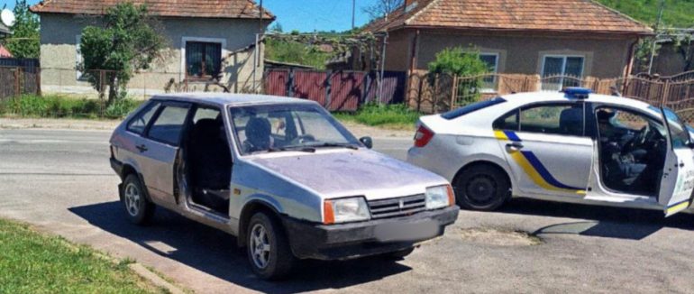 У Мукачеві чоловік залишив авто посеред дороги і пішов у справах