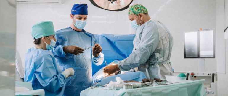 Після ДТП не могла ходити: Закарпатські лікарі врятували дитині ногу