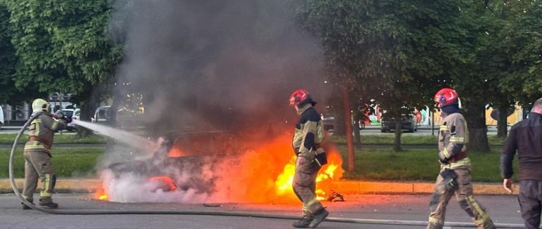 В Ужгороді група дітей підпалила автівку