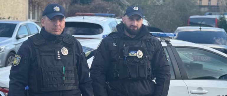 У Мукачеві на тротуарі патрульні виявили травмованого чоловіка: його госпіталізували