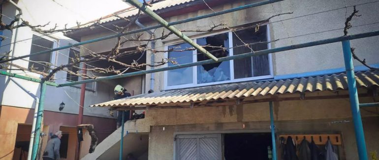 На Берегівщині 56-річний чоловік отримав отруєння, поки з’ясовував, що горить у будинку