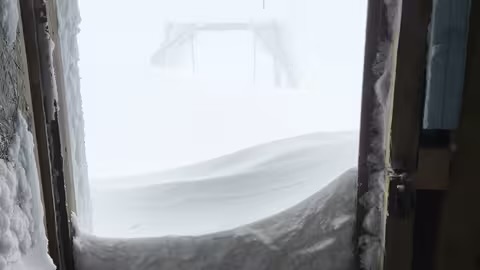 Високогірʼя Карпат замело снігом: перемети сягають метра