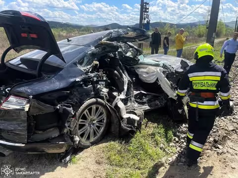 Рятувальники опублікували фото зіткнення легковика та поїзда у селі Дубриничі на Ужгородщині
