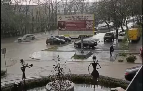 Злива перетворила на річку вулиці Ужгорода