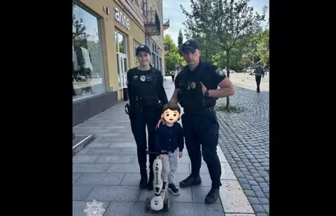 Патрульні знайшли батьків хлопчика, який загубився на площі Театральній в Ужгороді