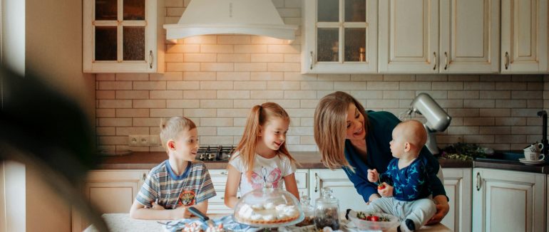 До Дня матері 137 жінок з Мукачівської громади отримають грошову підтримку