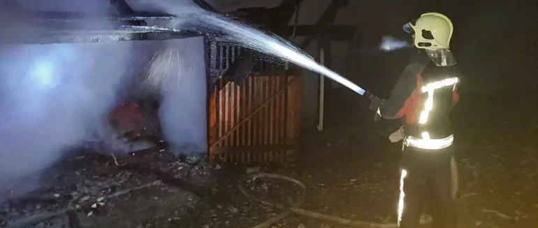 Рятувальники ліквідували пожежу надвірної споруди на Тячівщині