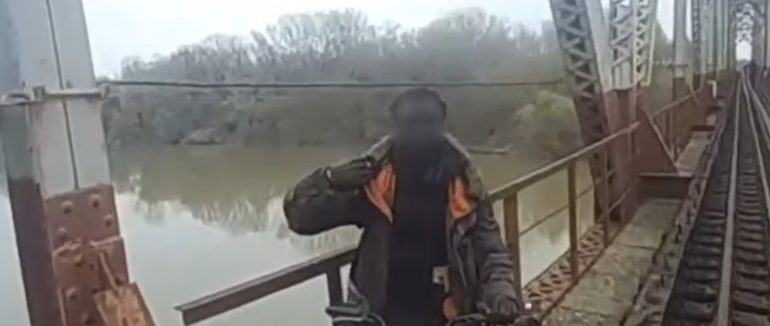 Велосипедом по коліях: на кордоні з Угорщиною затримали громадянина Сенегалу