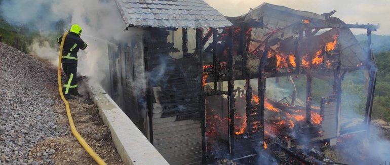 Тячівські рятувальники ліквідували пожежу у лазні