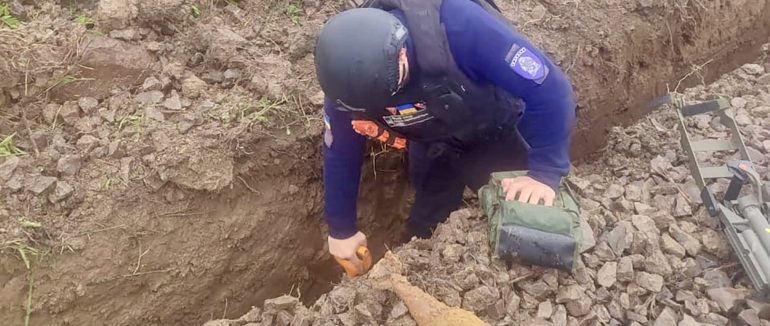 Поблизу залізничної зупинки на Ужгородщині знайшли дві міни часів Другої світової війни