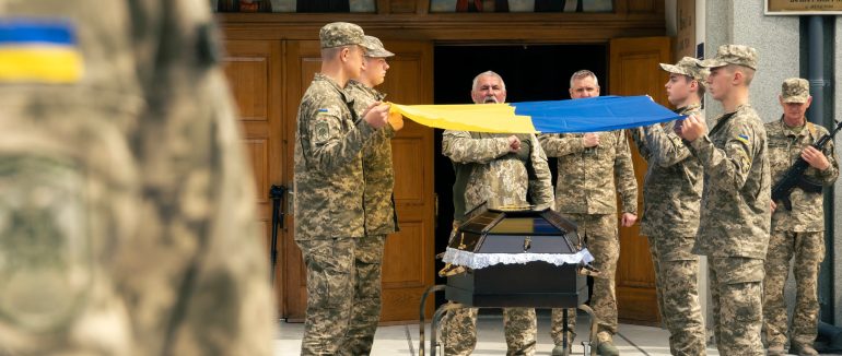 У Мукачеві провели в останню дорогу полеглого на війні Костянтина Артюгіна