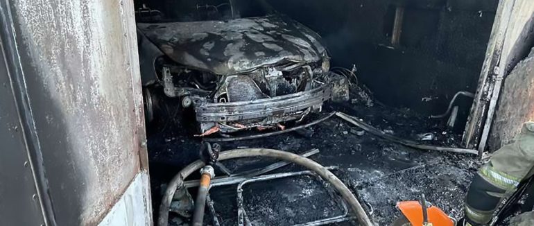 В Ужгороді в гаражі згорів автомобіль, постраждав власник