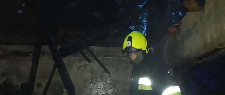 Ужгородські рятувальники ліквідували пожежу у закинутій будівлі