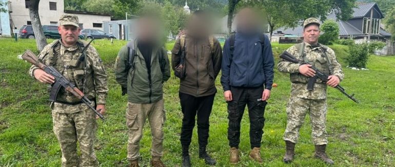 Трьох порушників кордону відшукали прикордонники у високогір’ї за допомогою безпілотника