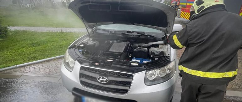 Мукачівські рятувальники ліквідували пожежу в легковому автомобілі