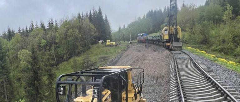 На Рахівщині триває ремонт аварійної ділянки залізниці: змінено маршрут поїздів