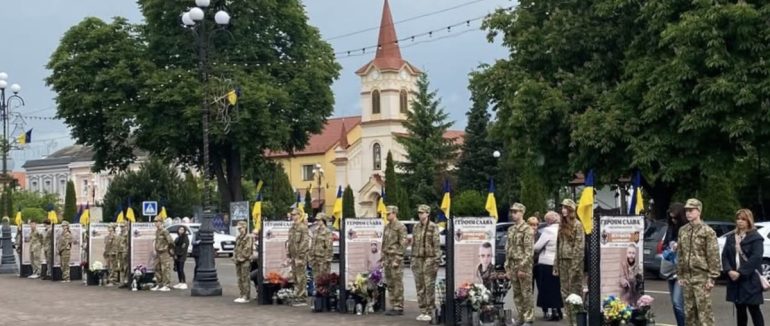 У Тячеві встановили меморіальні стели чотирьом загиблим воїнам