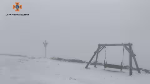 На горі Піп Іван у Карпатах випав сніг