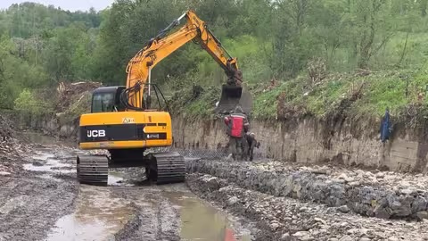 На Закарпатті відновлюють гірську дорогу між селами Кострино та Люта