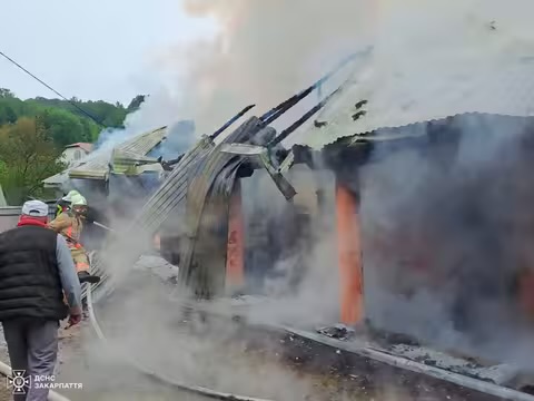 На Тячівщині згоріла надвірна споруда, у якій зберігали сіно, дрова та меблі