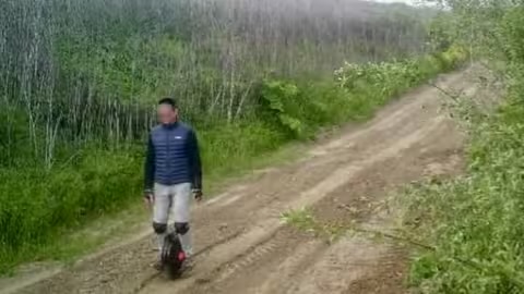 На моноколесі прямував у бік Словаччини: неподалік кордону зупинили місцевого жителя