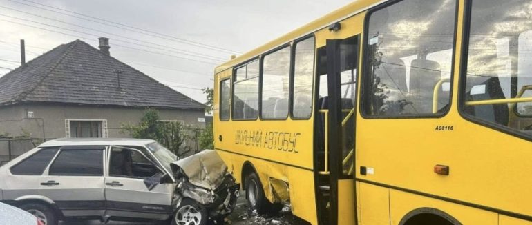 На Берегівщині шкільний автобус зіткнувся з легковиком, постраждали двоє людей