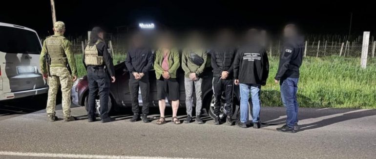 На Закарпатті прикордонники викрили ділків, які переправляли осіб через державний кордон