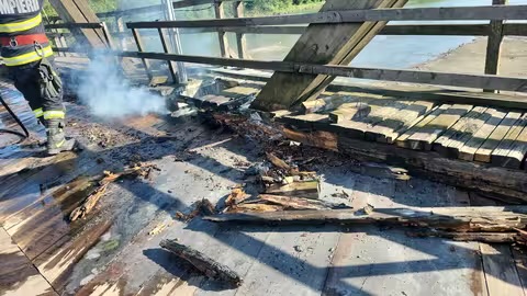 Загорівся дерев’яний міст через річку Тиса, що з’єднує Румунію та Україну