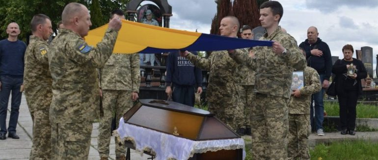 Понад рік вважався зниклим безвісти: на Хустщині провели в останню дорогу полеглого Героя Ігоря Капустіна