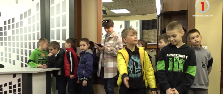 До Дня електрозв’язку та інформаційного суспільства для школярів Мукачева провели екскурсію в медіа (ВІДЕО)